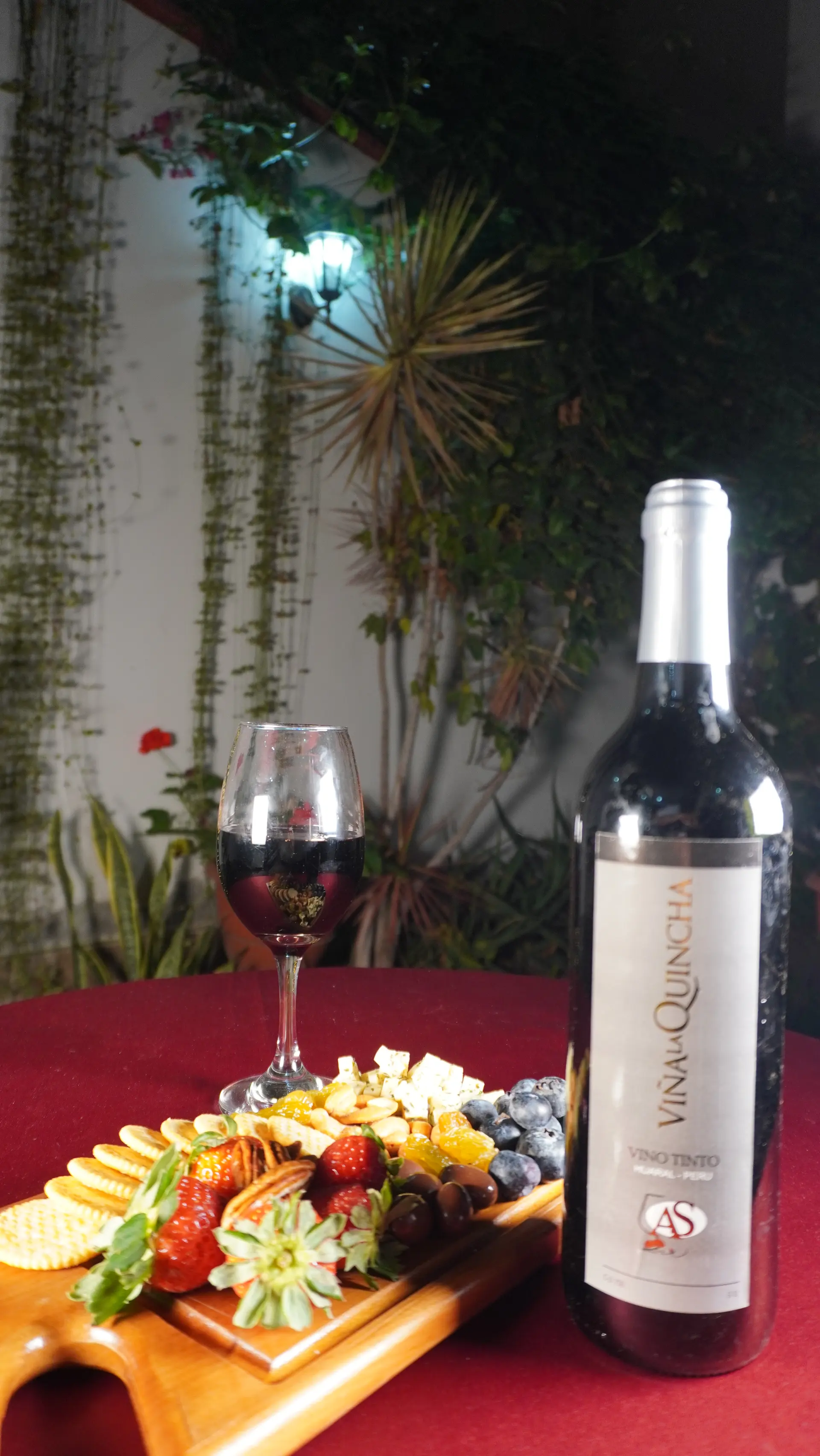 Vino Tinto servido en mesa