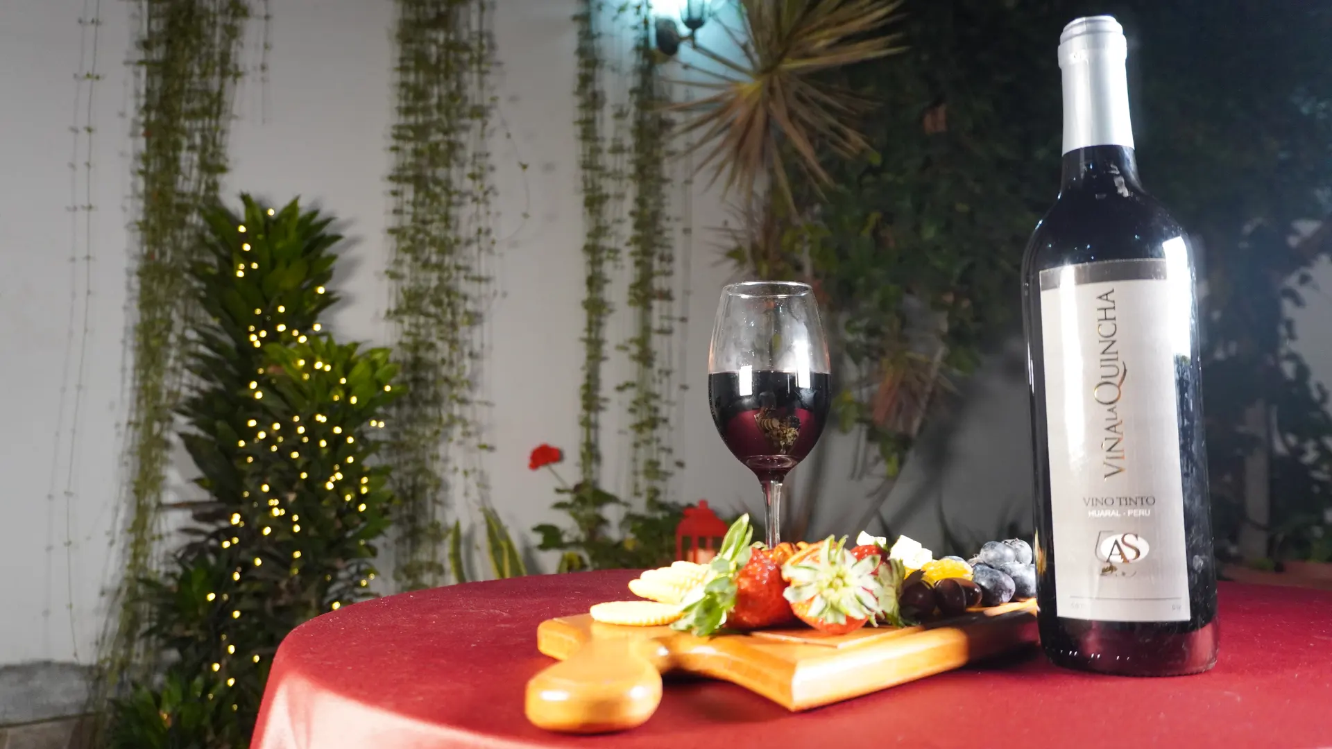 Vino Tinto servido en mesa